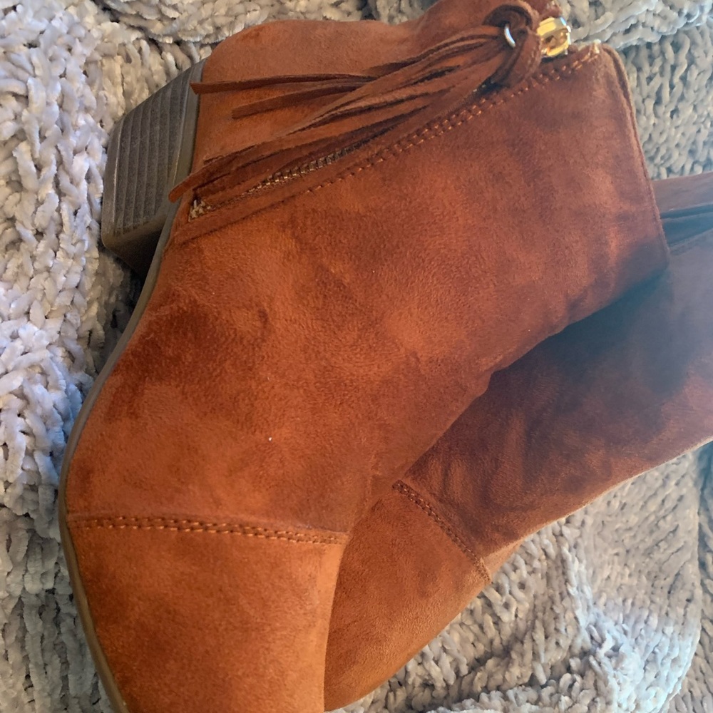 Suede booties with tassel